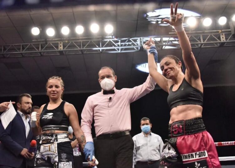 Vence Jackie Nava por decisión unámime a Karina Fernández en pelea disputada en Tijuana B.C.