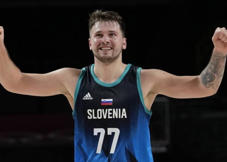Con actuación histórica de Luca Doncic debuta Eslovenia con triunfo sobre Argentina en basquetbol olímpico