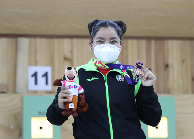 Andrea Ibarra debuta en Cali-Valle 2021 con bronce en tiro deportivo