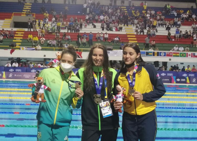 Athenea Meneses se viste de gloria en la natación dentro de los Juegos Panamericanos Junior