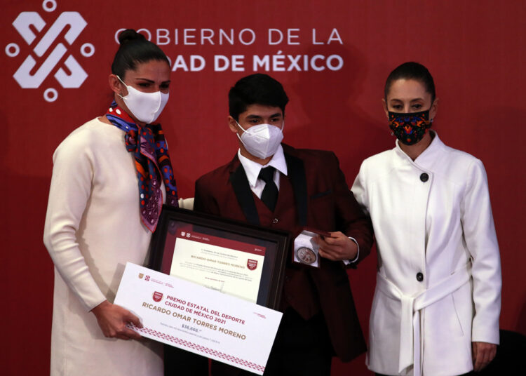 Ana Guevara y Claudia Sheinbaum reconocen a lo mejor del deporte de la CDMX