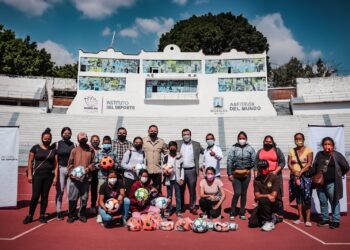 Entregan balones de fútbol a vecinos de la colonia Patios de la Estación