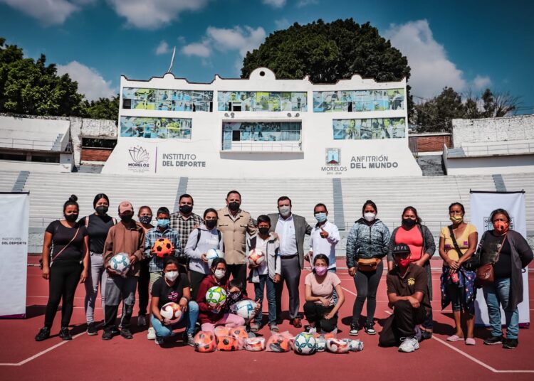 Entregan balones de fútbol a vecinos de la colonia Patios de la Estación