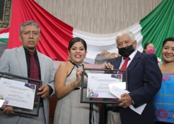 Recibe Roger Chávez reconocimiento por su trayectoria periodística