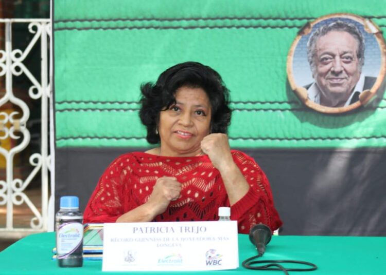 Boxeadora Patricia Trejo recibe Récord Guinness