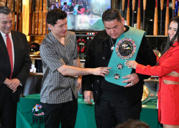 Jay Najar es Reconocido con la Toalla de Entrenador WBC